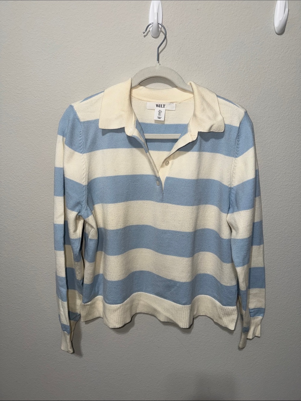 WILT Men's Light Blue and Cream Striped V-Neck Polo Sweater